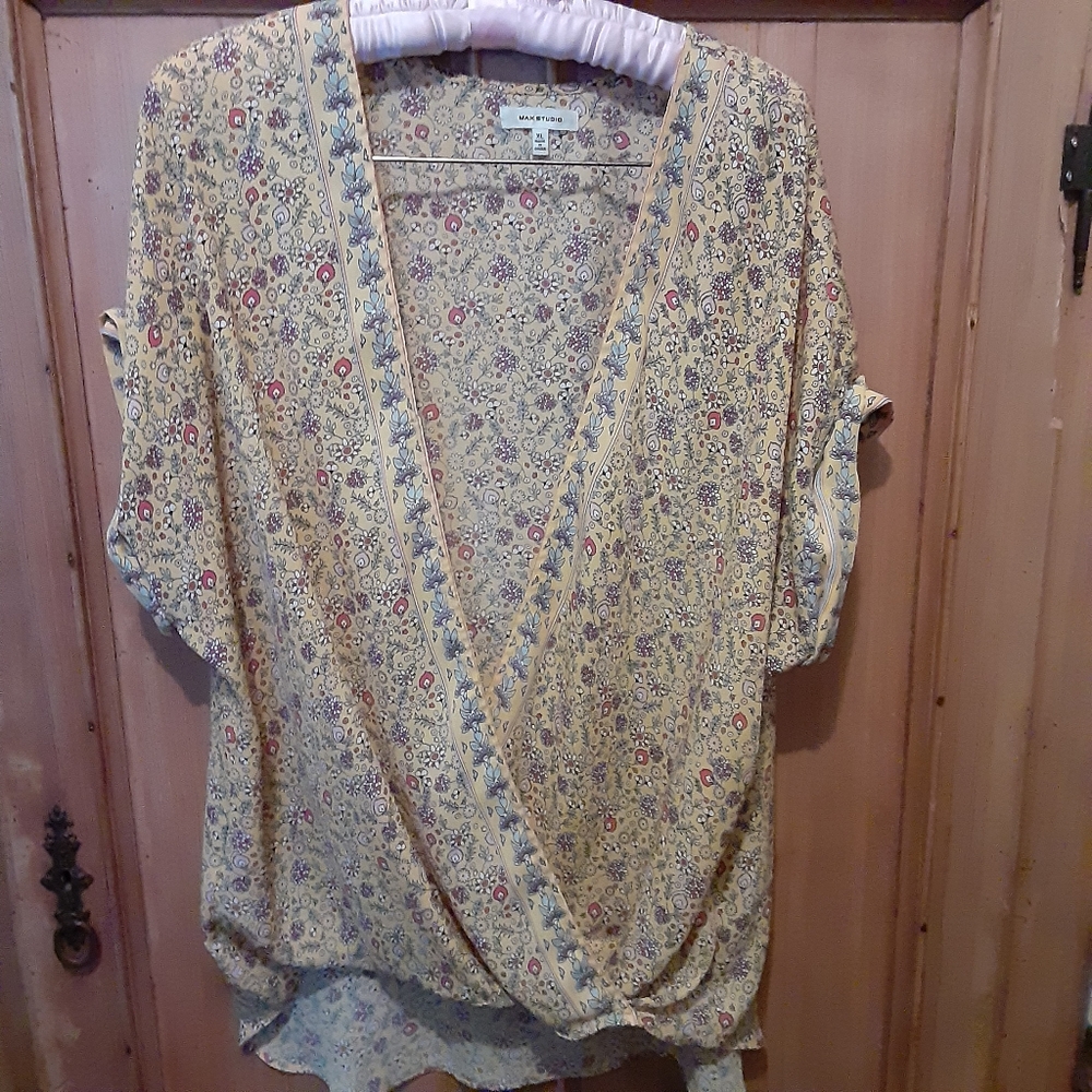 Max Studio Women's Size XL yellow floral faux wrap 💛 blouse